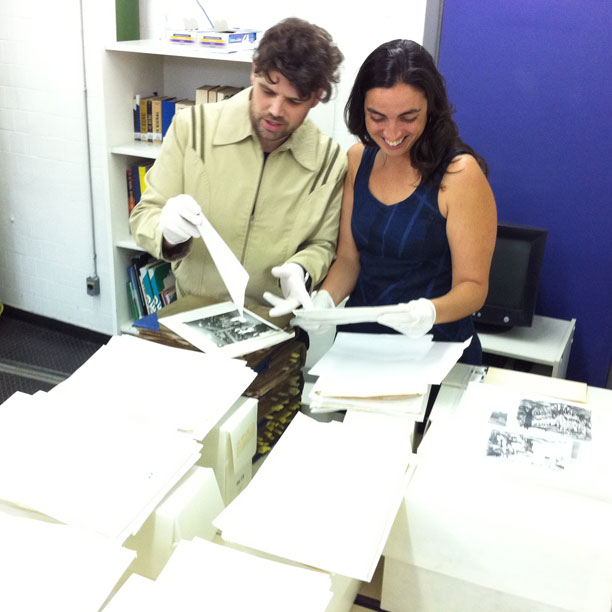 Os pesquisadores Rodrigo Krul e Izabela Pucu no Arquivo