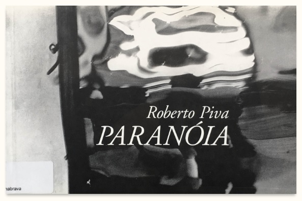 Capa de Paranoia, de Roberto Piva, em preto e branco, com imagem abstrata ao fundo.