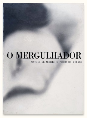 Capa de "O mergulhador", de Vinicius de Moraes e Pedro de Moraes. O título está em destaque no centro, com fonte serifada, com o nomes dos autores abaixo e alinhado à direita. No fundo, uma imagem desfocada de uma mulher deitada em seu braço, com olhar vago.